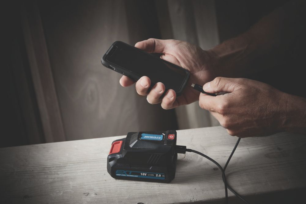 Adaptador de batería Erbauer EUSB18-Li para carga USB — Screwfix EU