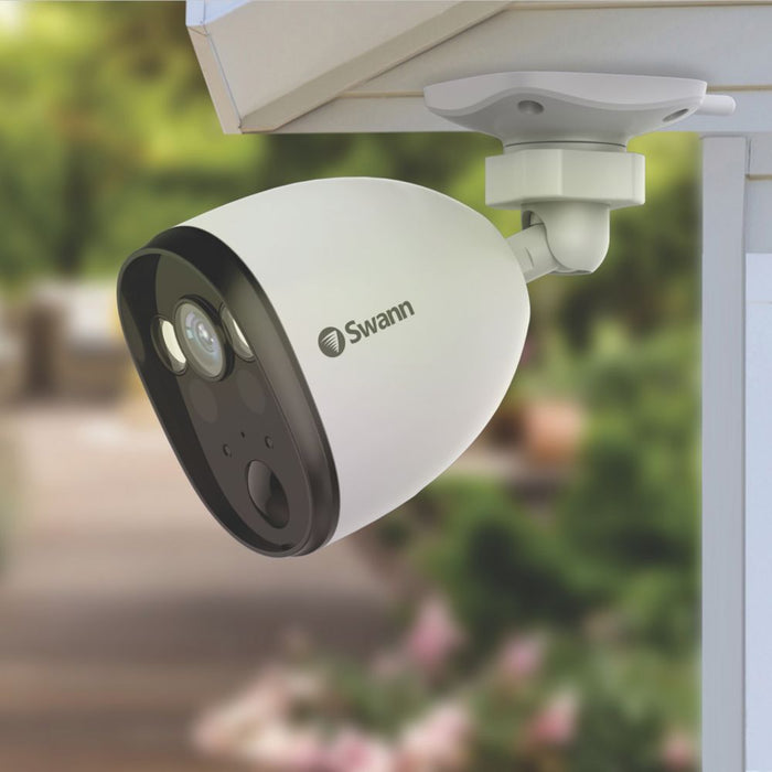 Kamera 1080p do użytku w pomieszczeniach i na zewnątrz Swann SWIFI-SPOTCAM wyposażona w spot z czujnikiem PIR przewodowa lub bezprzewodowa biała